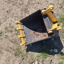 Digging bucket attachment for