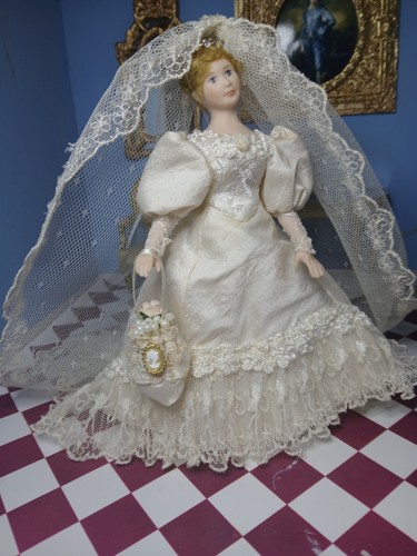 Exquisitely dressed - 1/12,