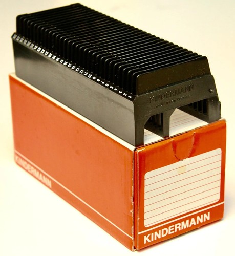 Slide projector cassette tray