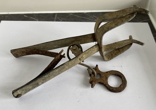 Vintage scissor mole trap with - trap,