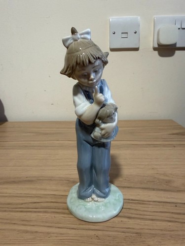 Nao lladro girl holding - girl,