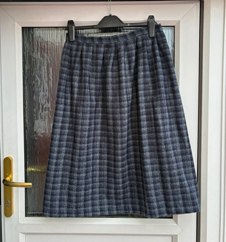 Tartan cottage women - tartan,