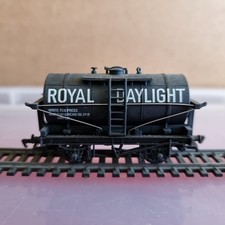 Mainline 37-134 Tank Wagon Royal Daylight OO Gauge Unboxed