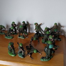 Britain's Herald British Infantry Soldiers X 17 plus 6 minor damage, used L?K