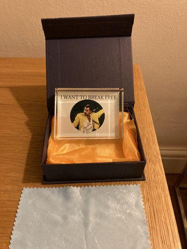 Freddie mercury signed photo - freddie,