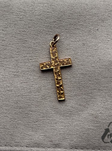 Victorian 9ct gold embossed