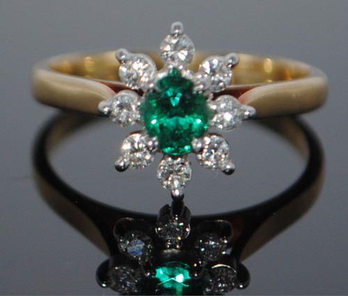 18ct gold synthetic emerald - 18ct,