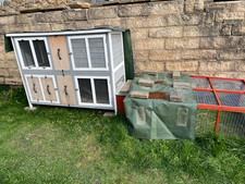 Rabbit hutch + run, including covers, food, hay, straw, bowls – Fantastic bundle