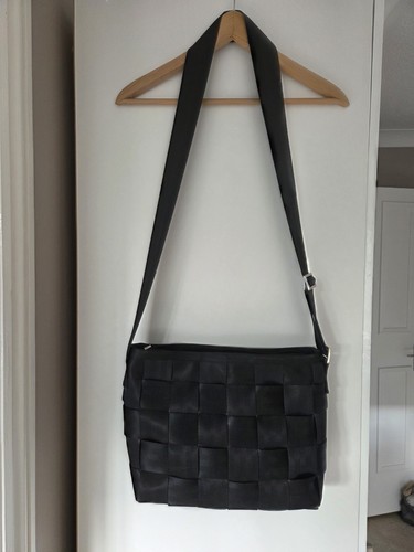 Harvey seatbelt shoulder bag - harvey's,