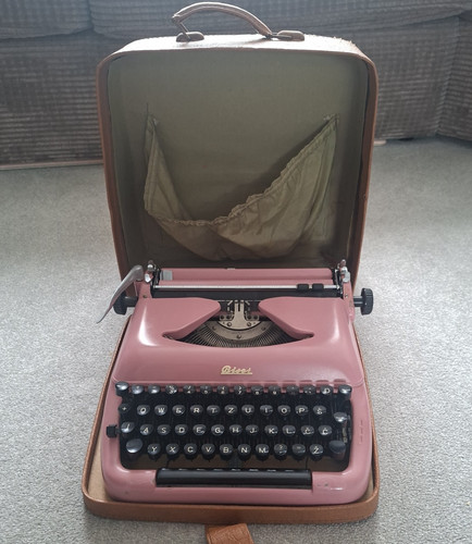 Biser pink typewriter - typewriter, in