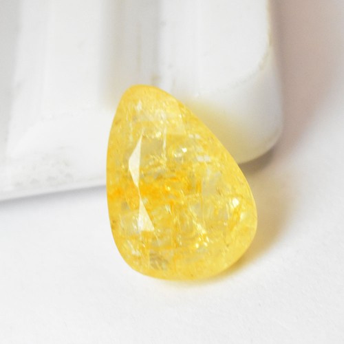 Natural yellow sapphire ct - 3.9,