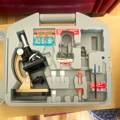 Deluxe microscope set has - set, (has