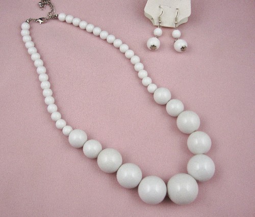 White graduated bead necklace - white,