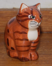 A SMALL QUAIL POTTERY CAT  FIGURINE  ,GEORGE .  3,inch