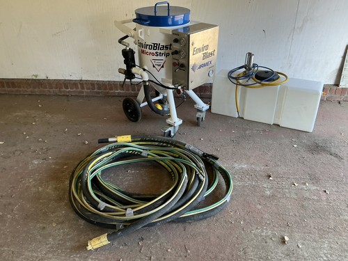 Dustless blaster sand blasting