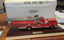 FRANKLIN MINT AMERICAN LAFRANCE SERIES 700 DIE CAST TOY FIRE ENGINE WBOX & SHELF