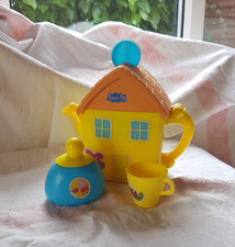 PEPPA PIG TEA POT HOUSE WITH LIGHTS & MUSIC, A CUP & SUGAR POT