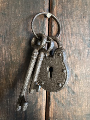 Cast iron small hanging keys - cast,