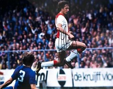 Johan Cruyff Hand Signed 10 x 8 Colour Photo. Ajax, Barcelona & Holland Legend