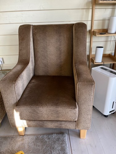 Accent chair with - a, cushion