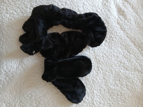Black faux fur mitten - black,