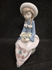 Lladro 5554 Pretty and Prim