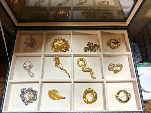 Vintage brooch - (lot, 140)