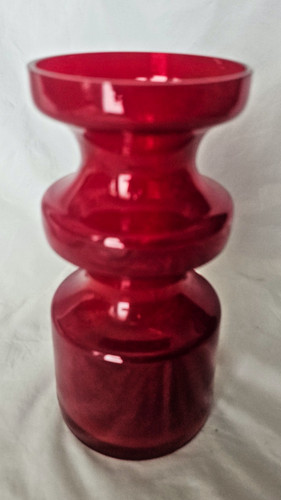 Scandinavian red art glass