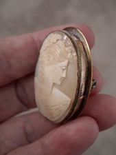 ANTIQUE SHELL CAMEO BROOCH/PENDANT SET IN COPPER/BRASS MOUNT.