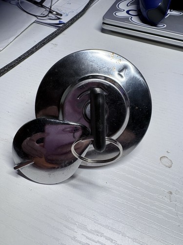 Locking fuel gas tank cap - locking,