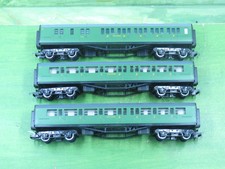 3 x Hornby Southern Maunsell coaches 2 x R486 composite 5117 & R487 brake 6564