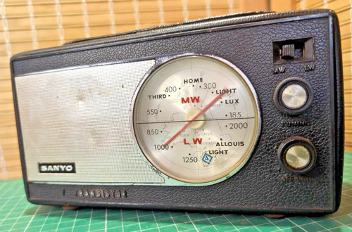 Vintage sanyo transistor radio - sanyo,