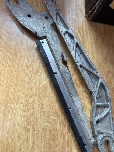 Auto clay pigeon trap bare