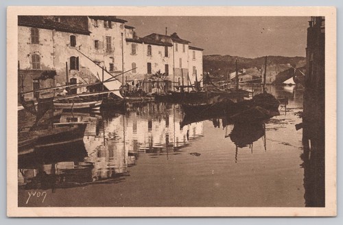 Martigues fishing boats - boats, canal