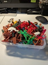 100  Plastic Figures Soldiers