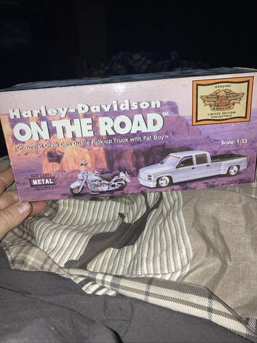 Harley the road - on, chevy