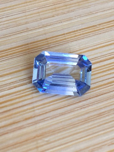 Natural blue sapphire - ct,