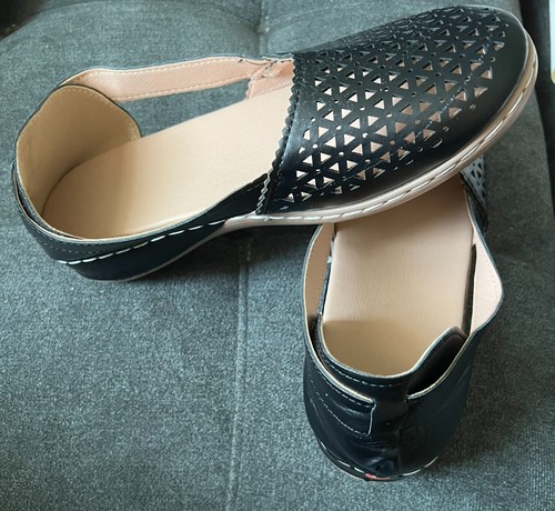 Closed toe sandal for women