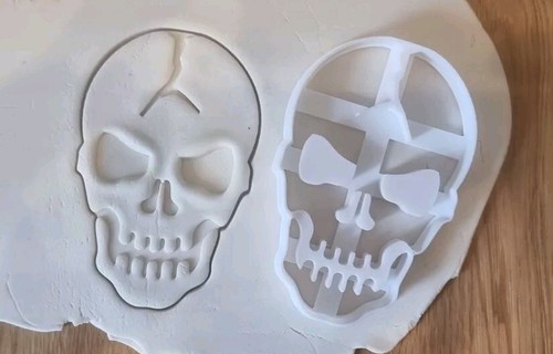Cracked skull biscuit - cracked,