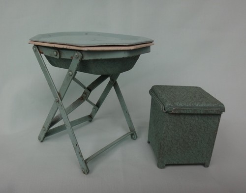 Vintage 1920s dolls house
