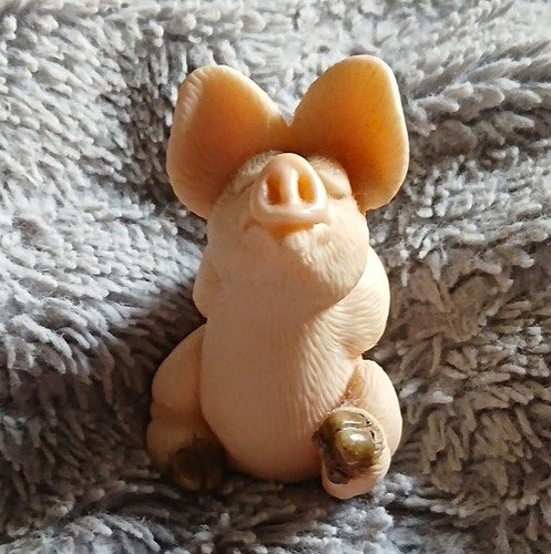 Dcc piggin kiss pig resin - me,