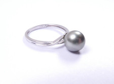 Black Pearl ring set in 9 carat white gold solitaire size N