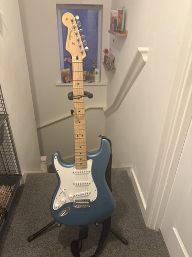 Left handed fender player - handed,