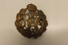 MILITARY BADGE RAF ROYAL AIR FORCE KINGS CROWN 4.25CMS BY 4CMS (2435)