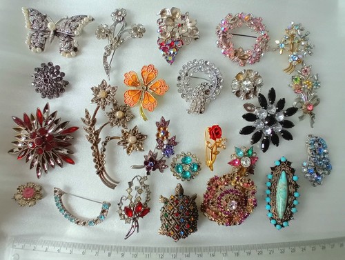 Job lot brooches missing - lot,