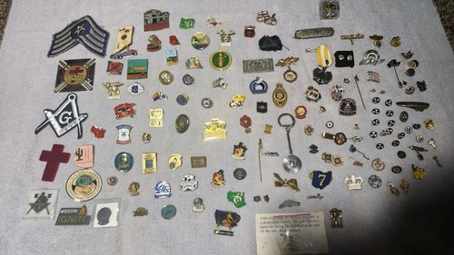 Vtg now lapel pins - to,