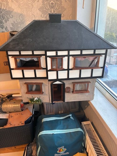 Victorian dolls house - dolls,