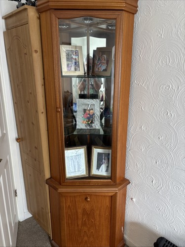 Corner display cabinet with - corner,