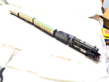 HORNBY DUBLO DENBIGH CASTLE 4-6-0 WITH THREE COACHES