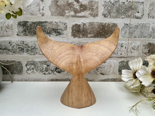 Hand carved 19cm diving whale - 19cm,